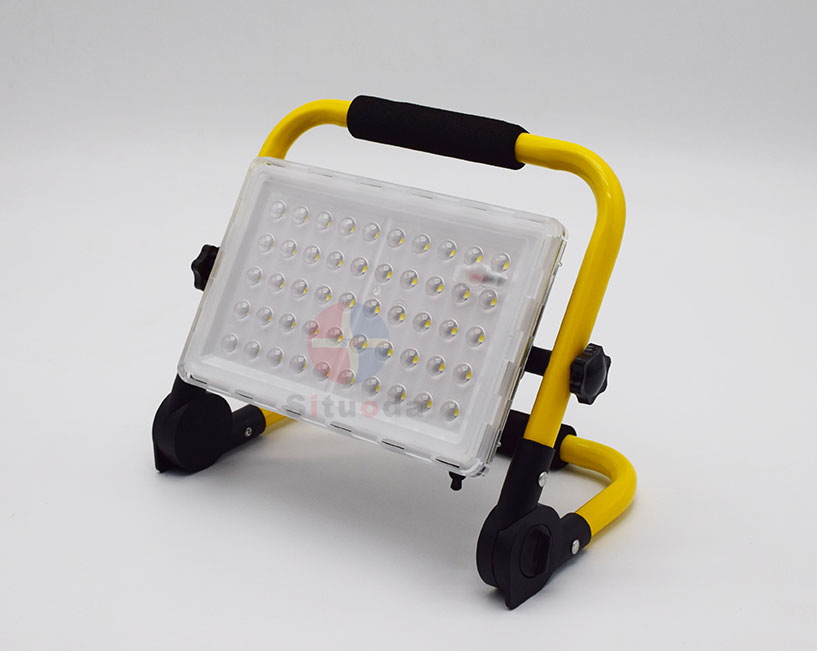 思拓達(dá)光電的手提式充電投光燈